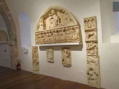 Non passano inosservati i particolari della Cattedrale di Santa Maria Assunta ad Altamura: la lunetta esposta fa parte di un portale molto decorato. La scena presente sulla sommit�, ripresa dai vangeli apocrifi, mostra la Madonna con un vestito adornato di gigli mentre tiene in braccio un bambino che stringe tra le mani un uccellino